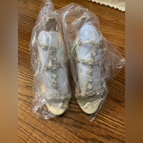 Badgley Mischka Size 8 Gold Jewel Strap Heels - Picture 7 of 9